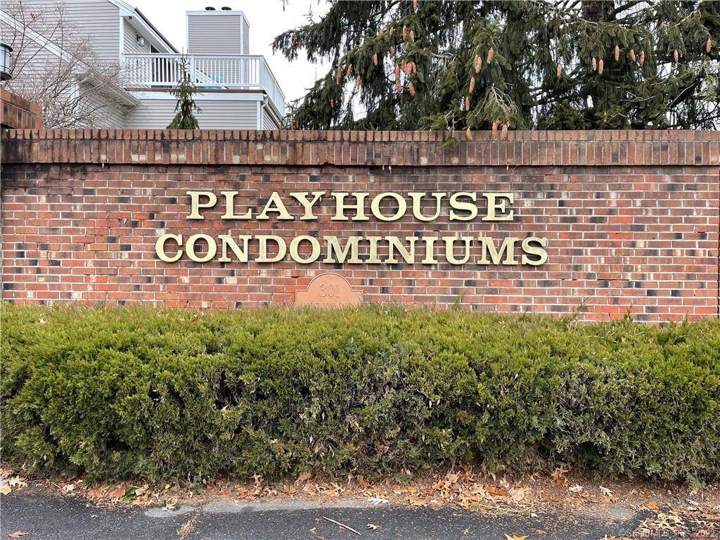 Centrally located, Playhouse Condominiums are just steps from town, Winslow Park, shops, restaurants, and more.