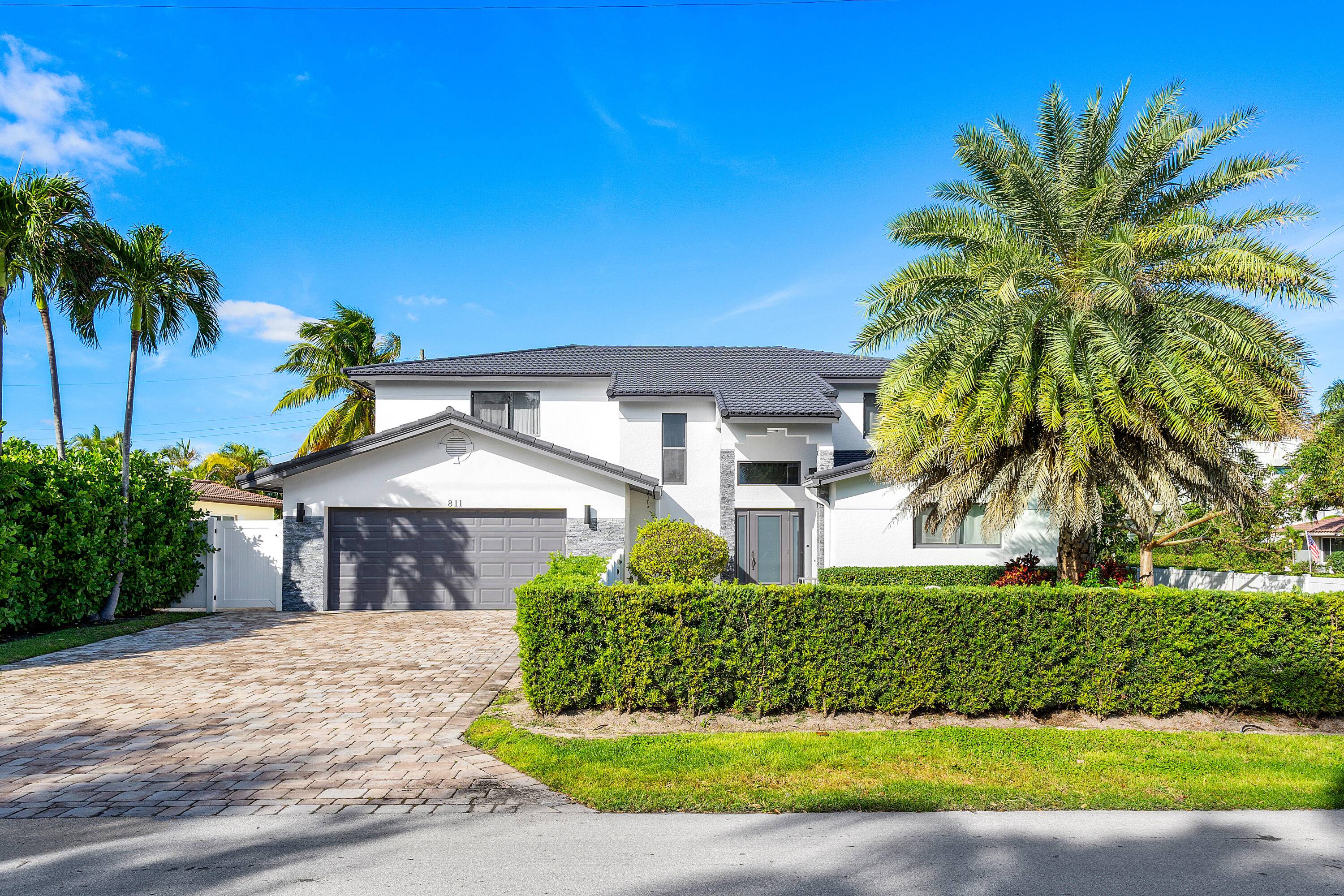 Welcome to this stunning seaside home, ideally positioned just steps away from the pristine beaches of Boca Raton.