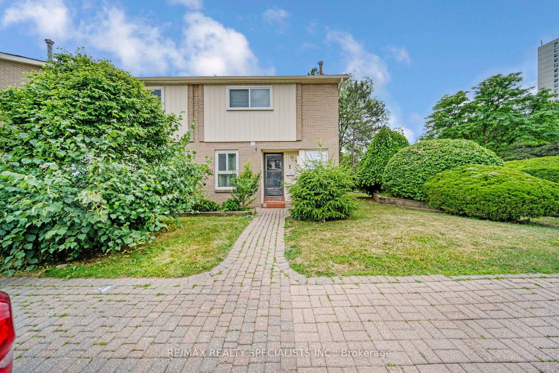 Gorgeous Corner Townhome with Finished Basement in Prime Brampton Location !