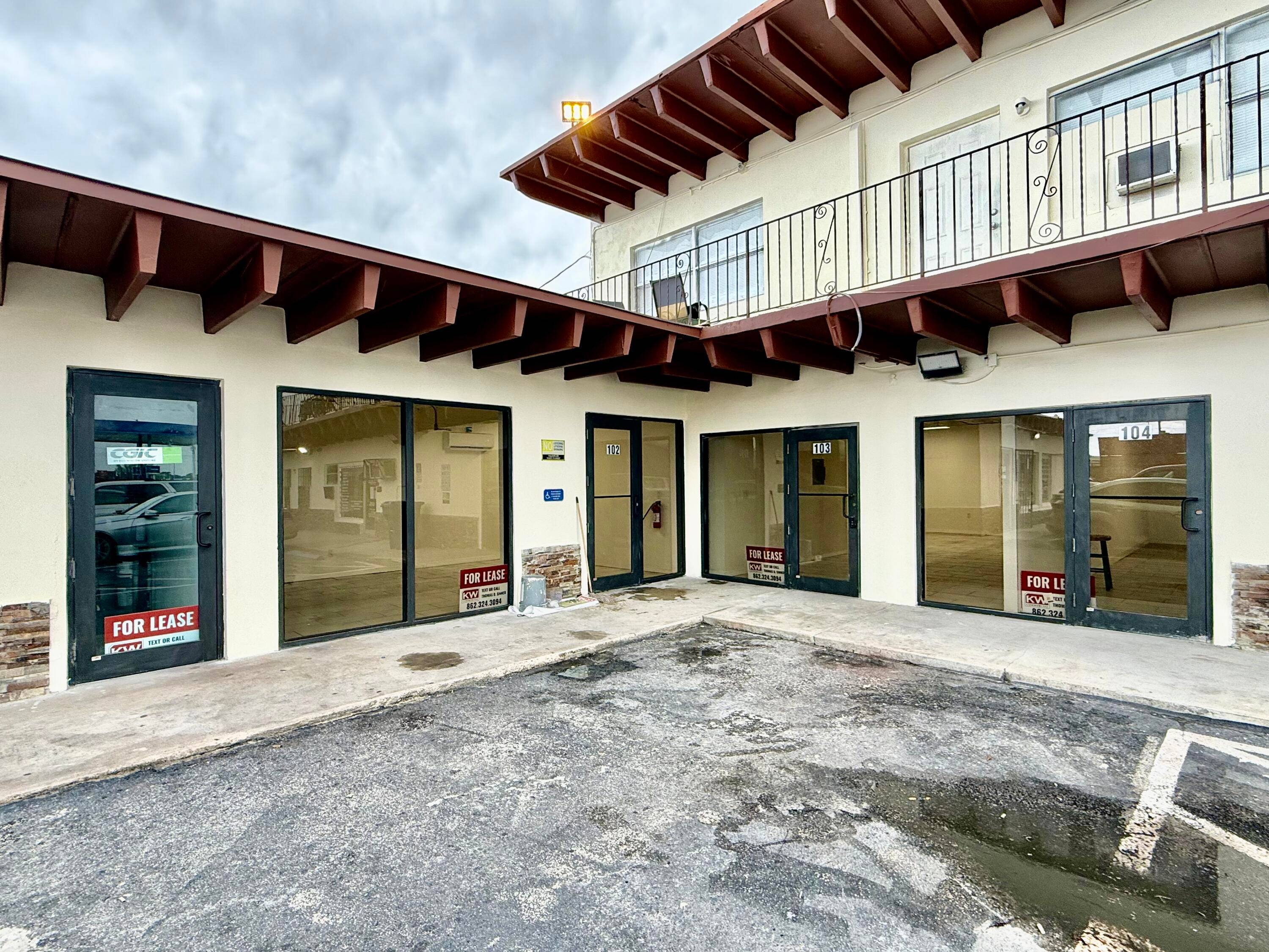 Suite 102 420sf 1400 moThere are 4 available, fully renovated spaces between 420 700sf in this strip center, please inquire for more info.