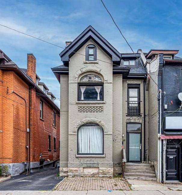 Quaint 2 bedroom, 1000 sqft apartment, nestled in sought after and trendy Corktown.