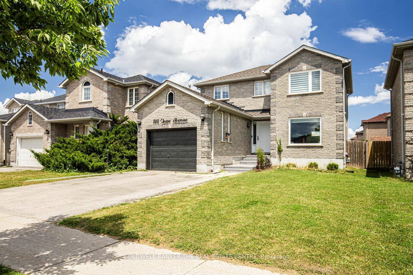 Beautiful, Clean, and Well Maintained All Brick 2 Storey Home Offering 3 2 Bedrooms amp ; 4 Bathrooms !