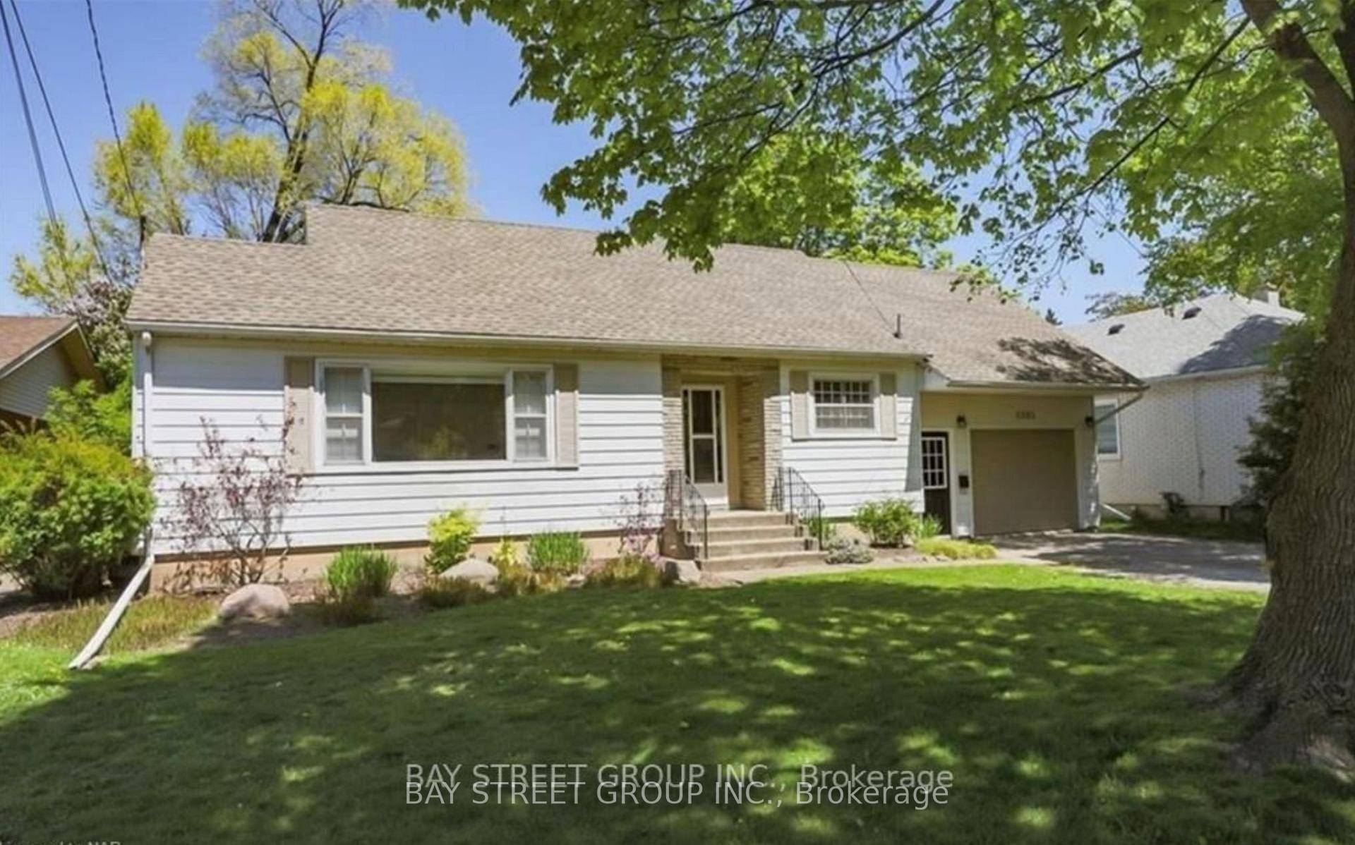 Whole House for lease ! Welcome to this beautifully updated home located in the highly sought after Stamford neighbourhood of north Niagara Falls.