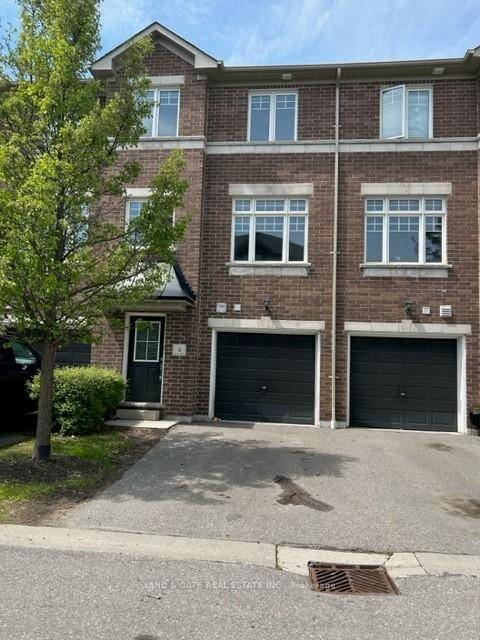 Step into this charming townhouse nestled in the heart of Courtice's family friendly neighbourhood !