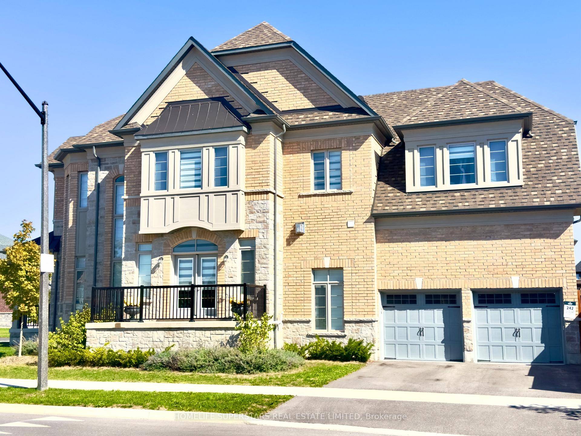 Welcome to this luxurious modern contemporary masterpiece, just over 3 years, Features include a spacious open concept main floor with hardwood throughout, 10 feet ceilings.