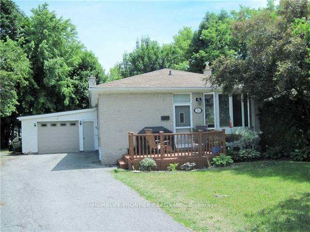 Very Well Maintained 2 Bedroom Basement Apartment Only For Rent In The Heart Of Aurora Highlands Yonge And Henderson, Private Entrance.