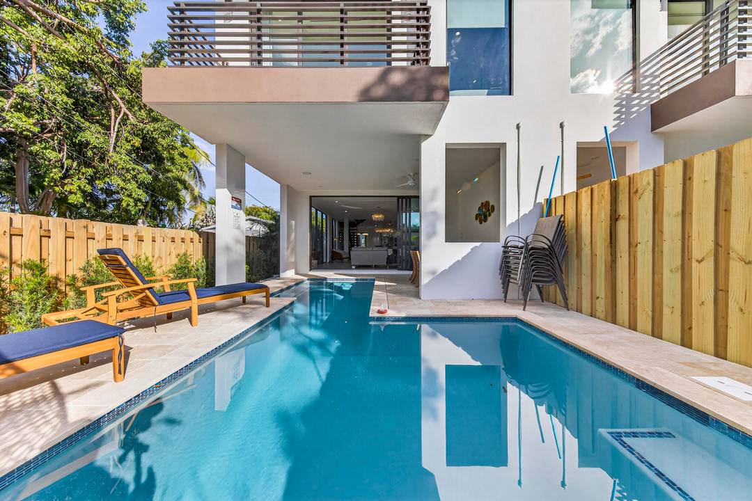 STUNNING 2025 NEWER CONSTRUCTION IN DESIRABLE LAKE RIDGE LOCATION !