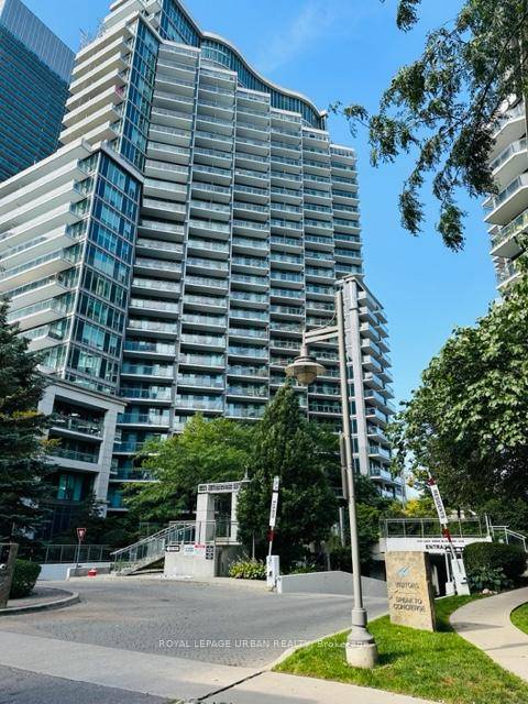 PARK LAWN WATERFRONT Enjoy the waterfront lifestyle w running and biking path trails along the Lake.