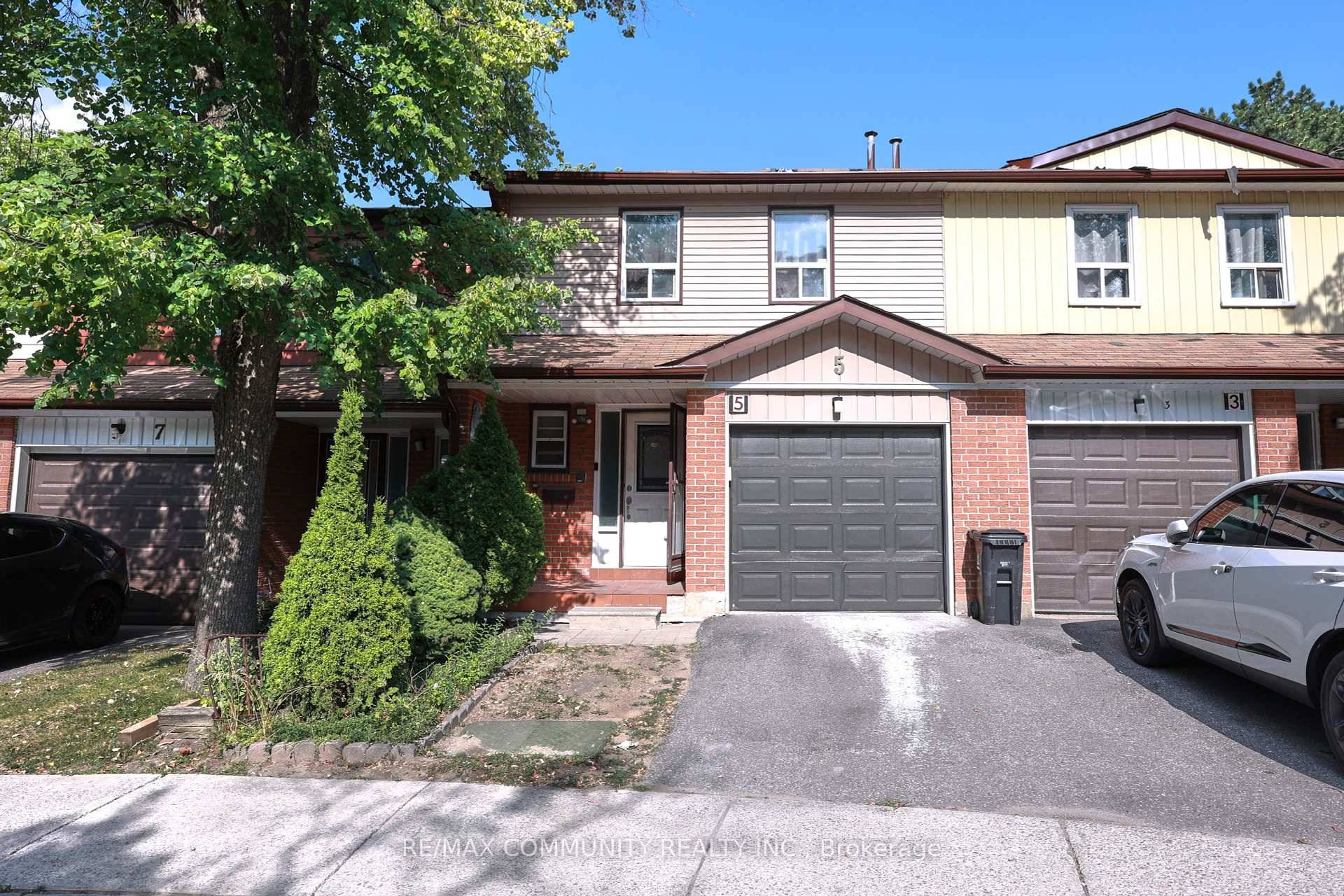 Prime Location ! Affordable amp ; Well Maintained Townhome with Walk Out Basement Location, location !
