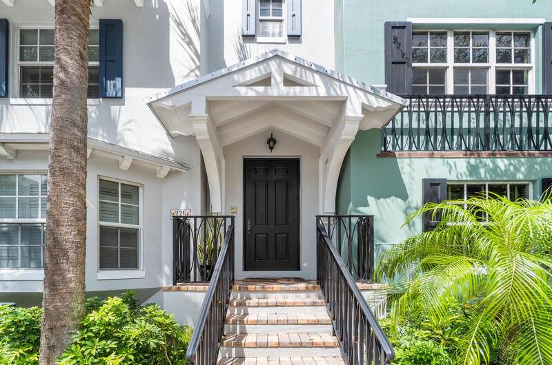 Beautiful East Delray Beach townhome in sought after Mallory Square.