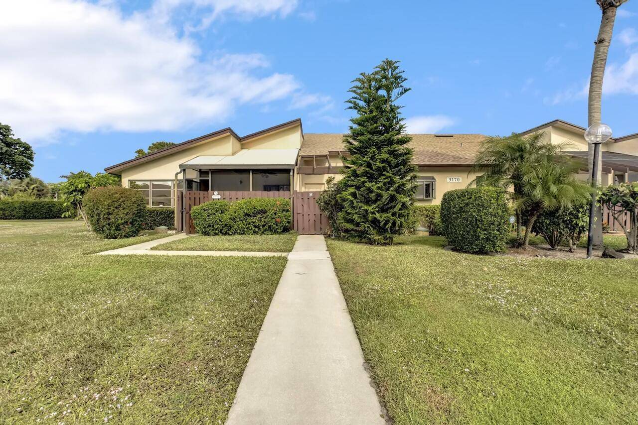 Enjoy Delray Beach living in this oversized 1 bedroom, 1.