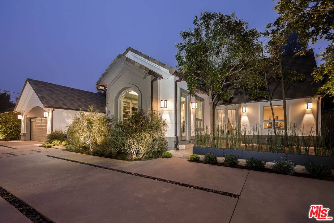 210  S Westgate Ave 5BR Brentwood La