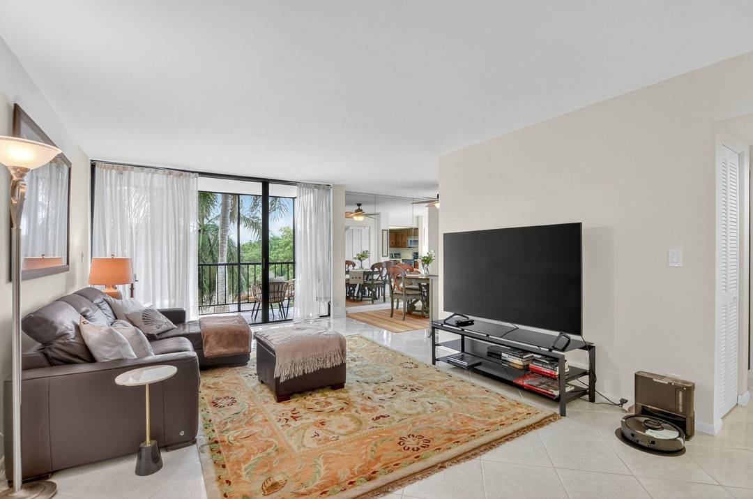 Bright and well maintained 2 bedroom, 2 bath condo in the Willow Wood subdivision of Boca West.