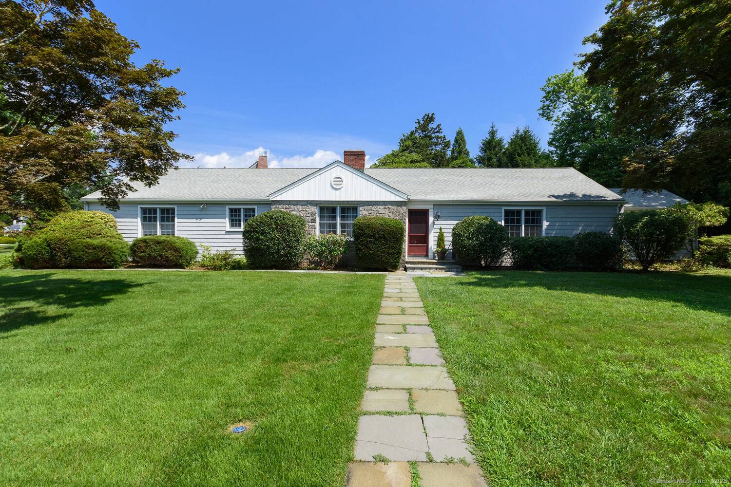 Ideally located in the heart of the sought after Noroton Manor Association and within the coveted Hindley Blue Ribbon school district, this delightful three bedroom, two bath home offers the ...