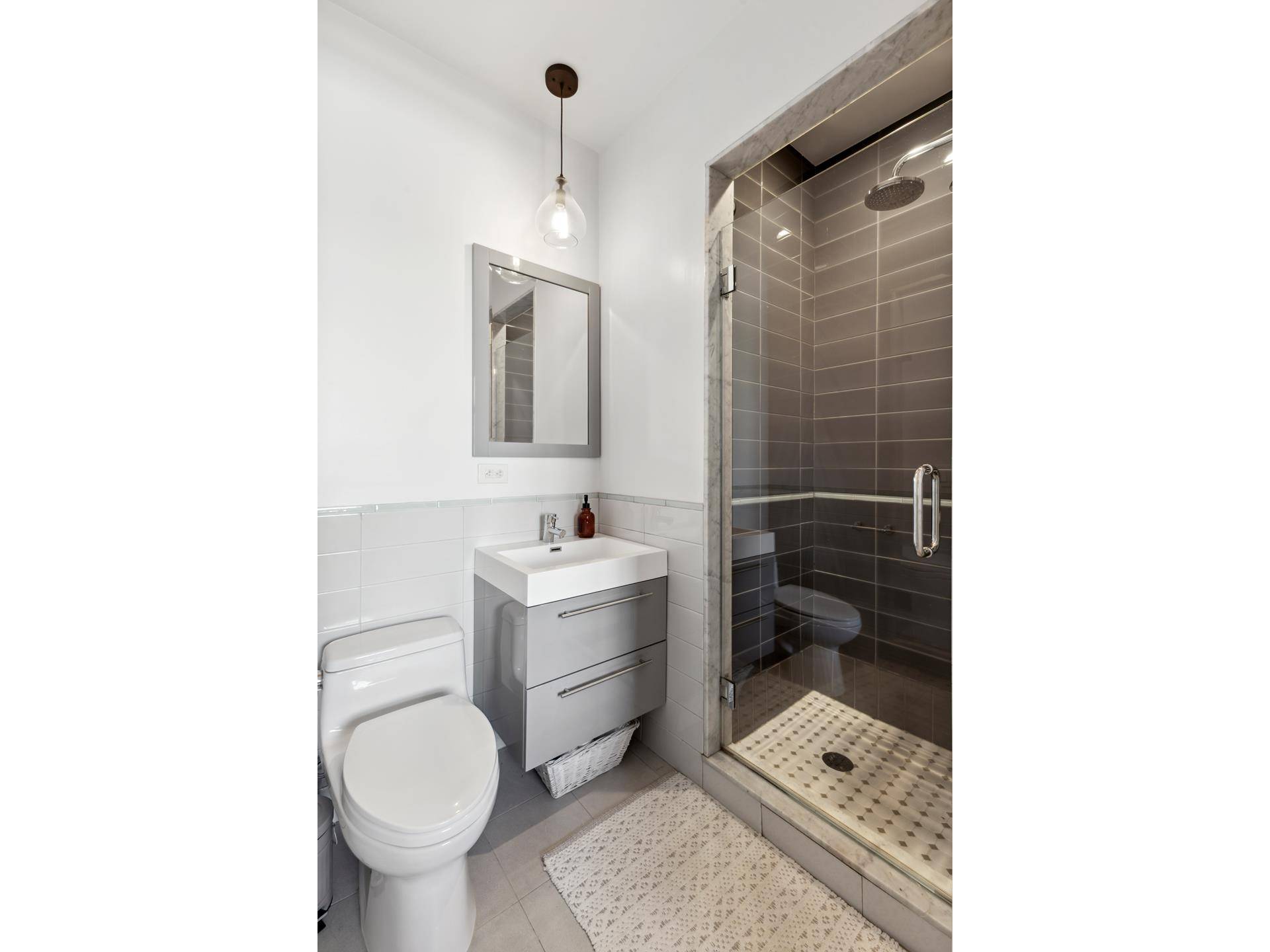Gorgeus light filled 2 bedroom apartment with 2 bathrooms, one being en suite.
