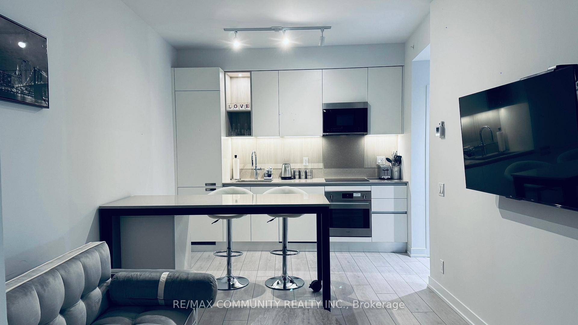 Presenting an exquisite, 1 bedroom unit, spanning approximately 500 sq.