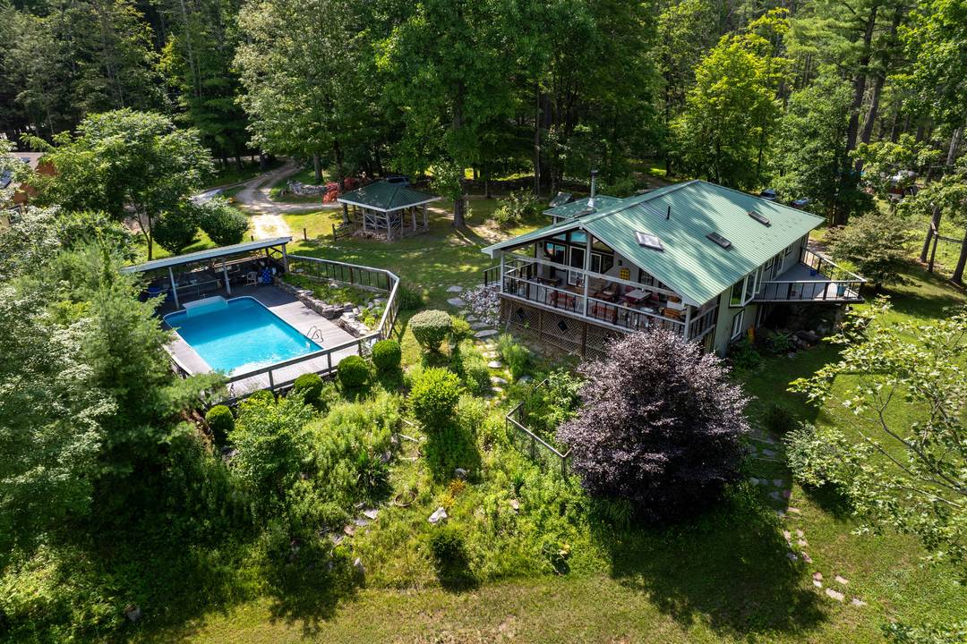 Lake Access, 3 acres, Inground Pool, and room for expansion !