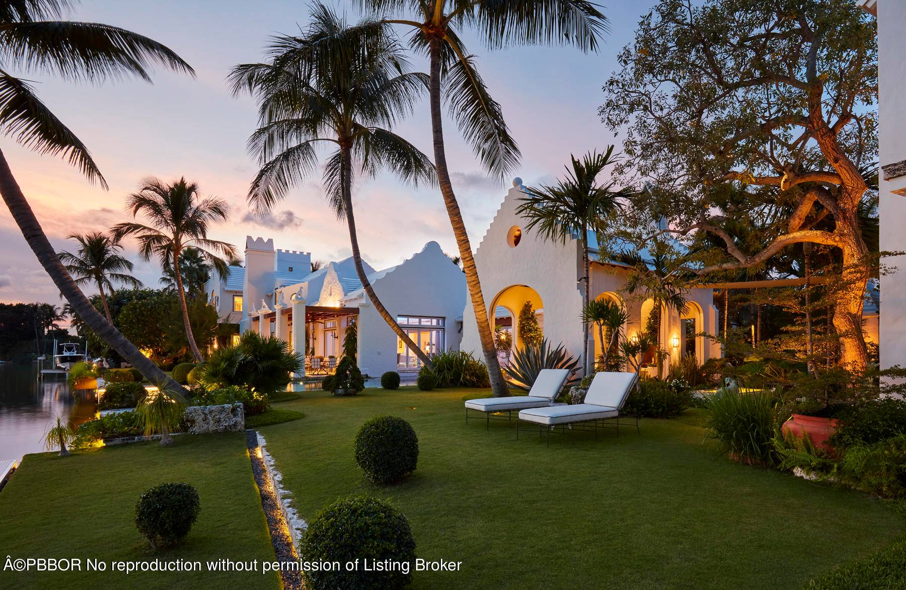 Direct intracoastal located close to Town the beach.