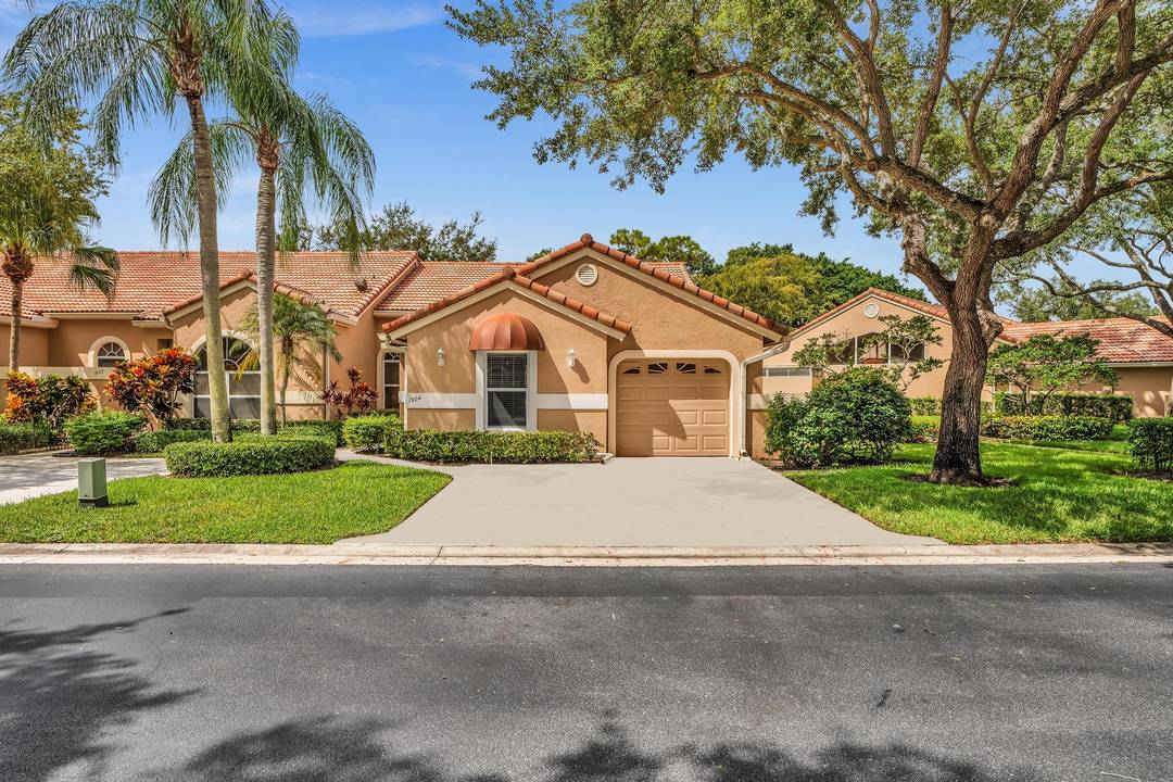 Beautifully appointed single story end unit villa featuring an open floor plan with soaring ceilings.