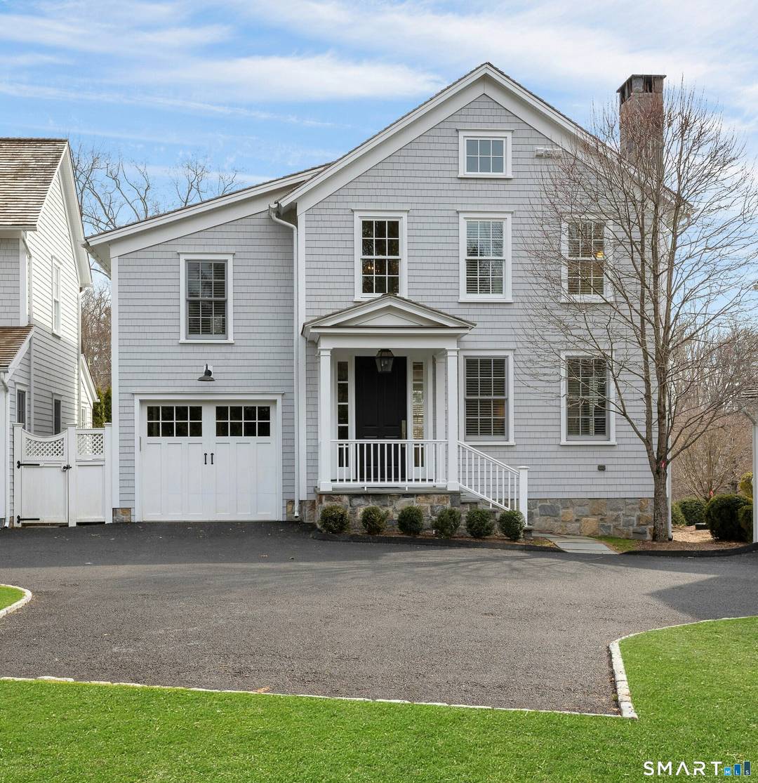 This is a stunning 3 bedroom stand alone home designed by Judith Larson, and built by The Gardiner Group.