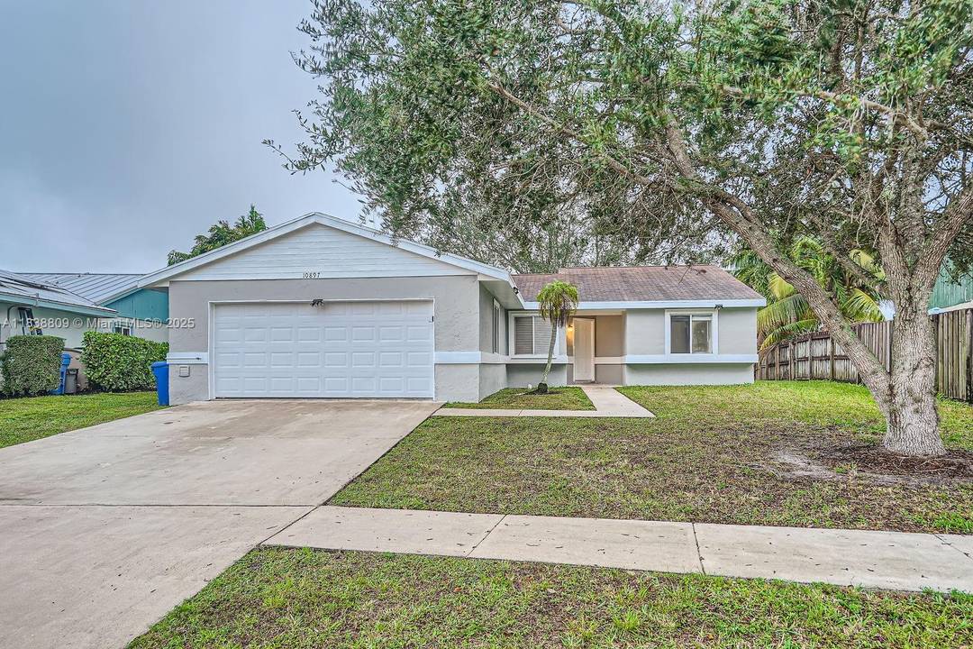 3 Bedroom, 2 Bathroom Waterfront Home in Counterpoint Estates Located in the desirable Counterpoint Estates subdivision, this 3 bedroom, 2 bathroom home offers waterfront living with a functional layout.