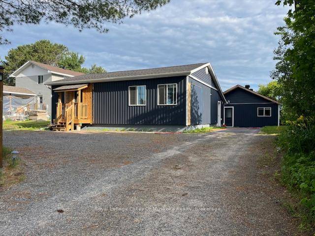 Step into lakeside luxury with this beautifully renovated waterside home, complete with a fully finished 1 bedroom Bunkie perfect for guests or extended family.