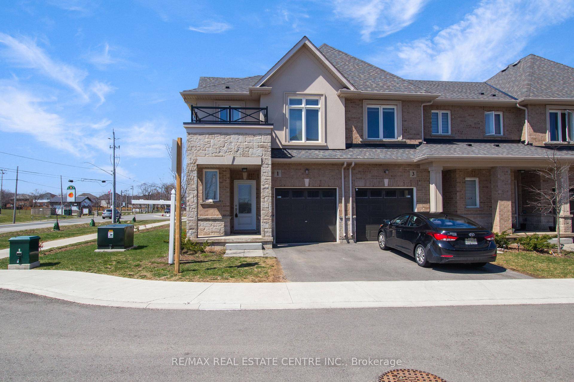 This stunning end unit townhome, located in the highly sought after Foothills of Winona, offers 1, 310 sq.