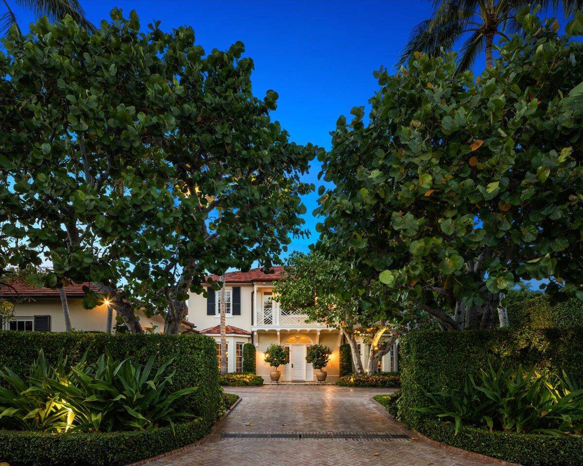 This absolutely stunning Old Palm Beach style custom estate designed by Tom Kirchhoff and featured in Architectural Digest is in outstanding condition on one of the most desirable north end ...
