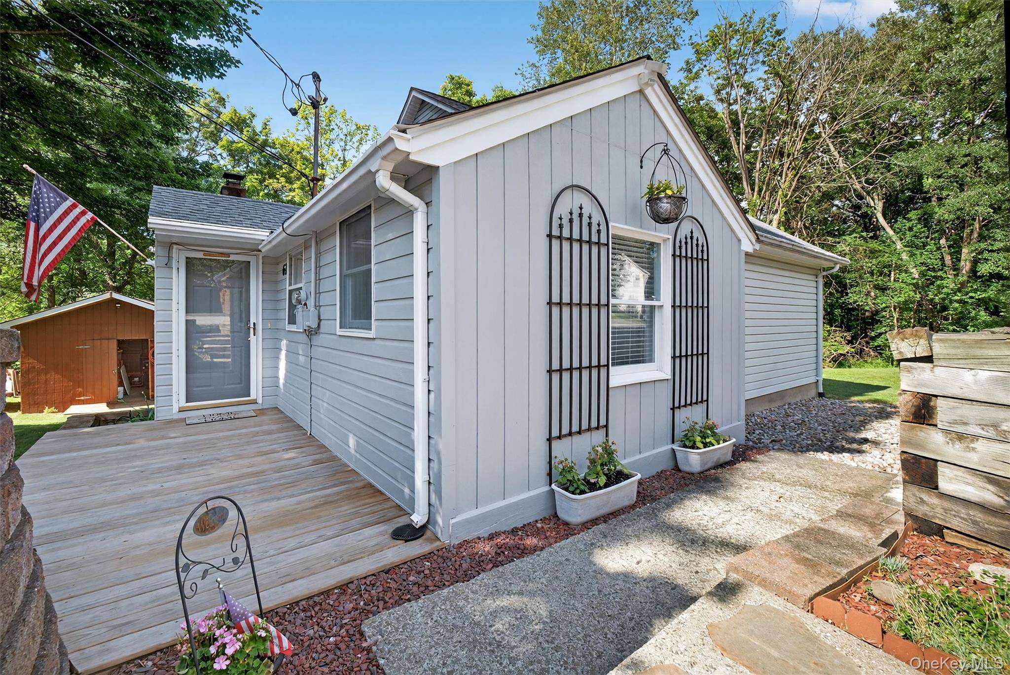 Lake life is calling ! Don t miss your chance to own a home in the peaceful, private community of Beaver Dam Lake.