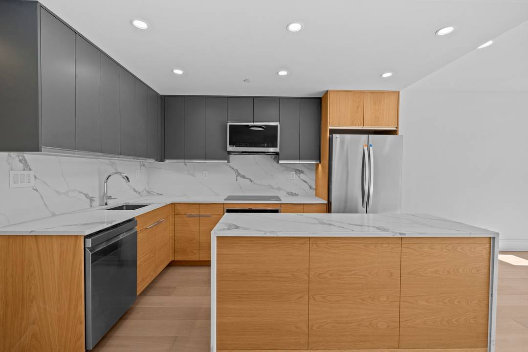 Perfectly positioned on the literal border of Clinton Hill and Bedford Stuyvesant, Residence Two is a beautifully designed two bedroom, two bathroom home within an intimate four unit boutique condo ...