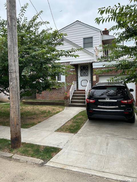 1st FL EIK DR, Large living room, 3 bedrooms, 1 full Bath.