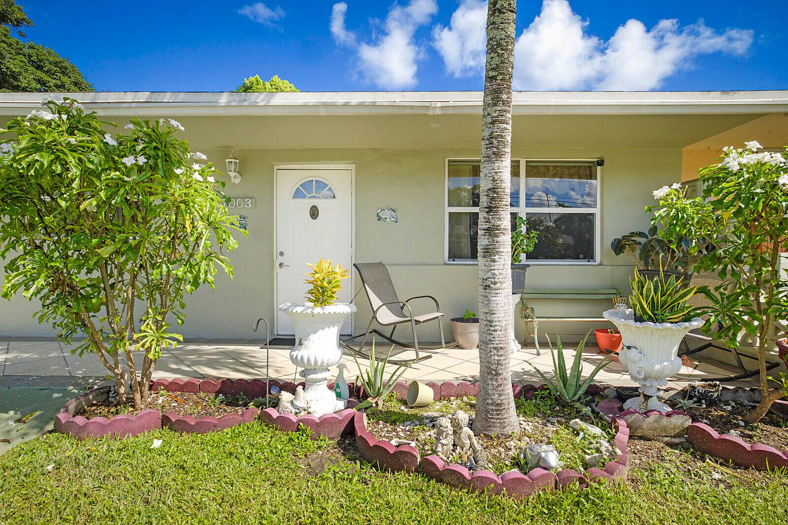 Great starter home ! 2 bedrooms, 1 bathroom plus extra bonus room.