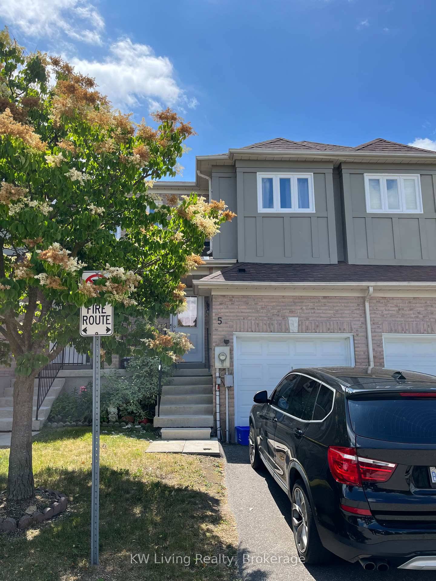 3 Bedroom 2 Bathroom Well Maintained Condo Townhouse in a Quiet Neighborhood of Convenient Whitby Location Close to Schools, Shopping Centres amp ; Park !