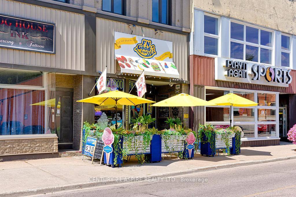 Own a piece of Pembroke's vibrant downtown in the heart of the charming historical district !