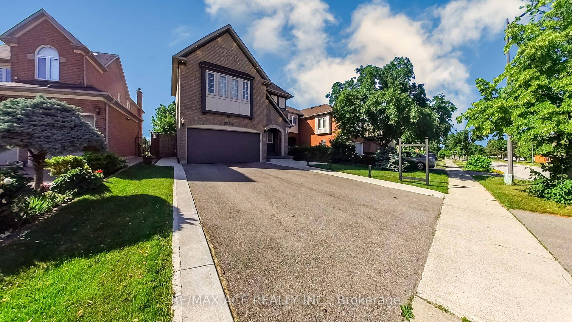 Exceptional opportunity to lease a spacious, well maintained Detached home in the highly desirable Erin Mills community.