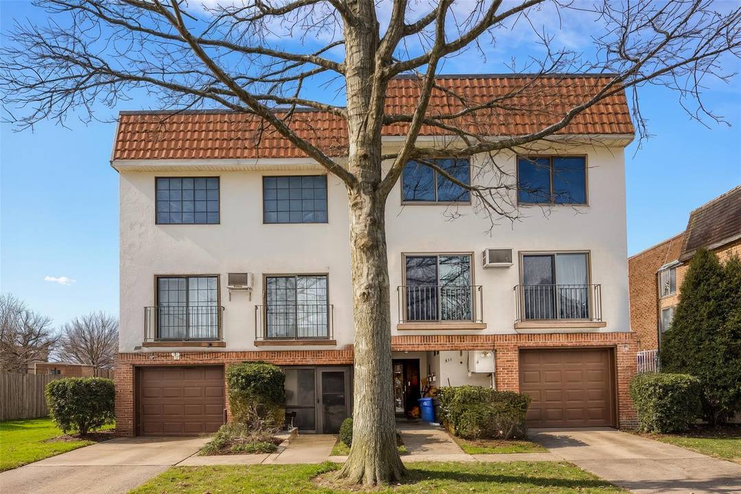 LUXURY THREE BEDROOM DUPLEX CONDOMINIUM FOR SALE Private Gated Silverpointe Estates !