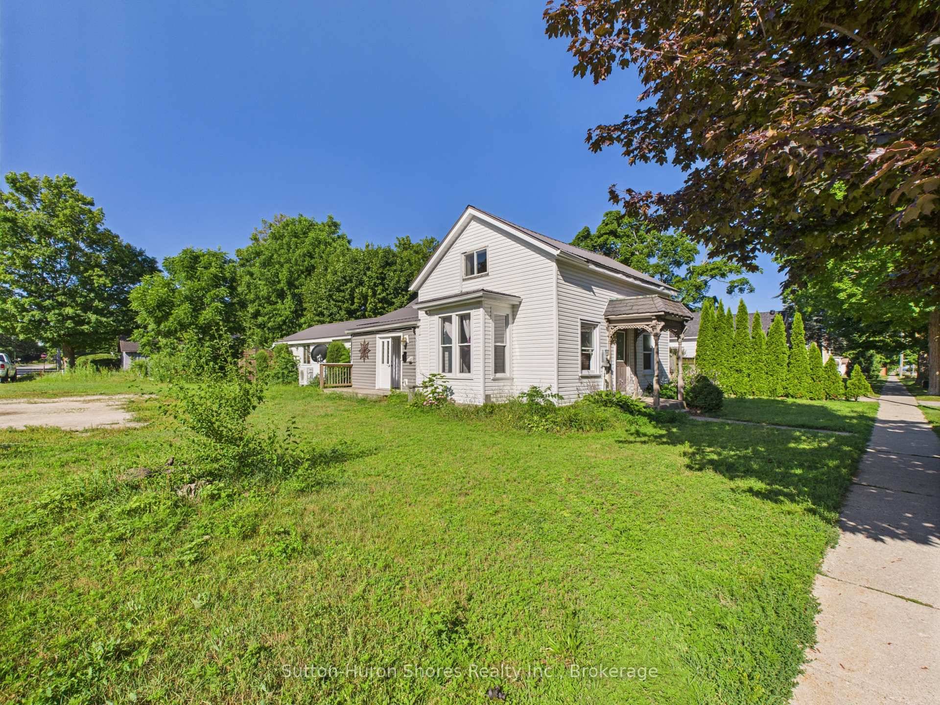 Perfectly positioned between Port Elgins vibrant downtown and its stunning sandy beaches, this versatile property offers the best of both location and lifestyle.