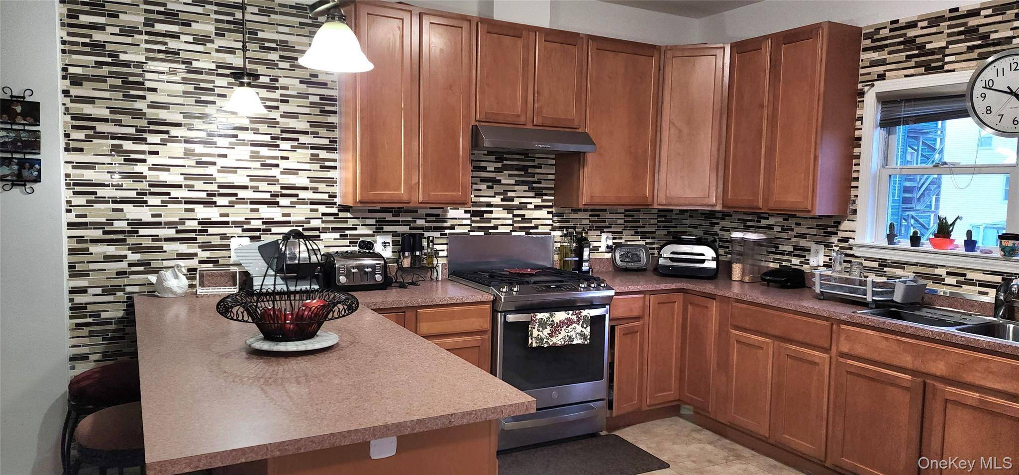 Beautifully Upgraded 4 bedrooms 2.