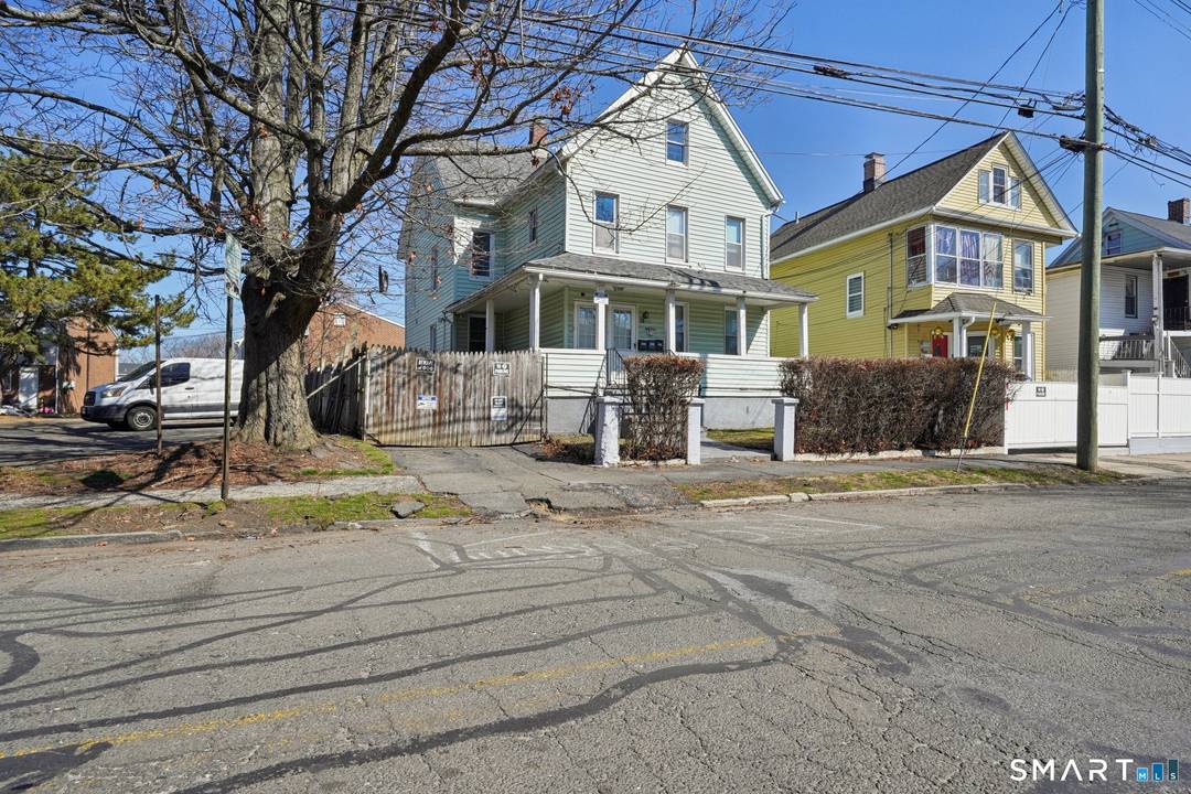 Location, location ! Don't miss out on this great investment opportunity in Bridgeport's East End, conveniently located right near Route 95 and Metro North stations for fantastic commuter access.