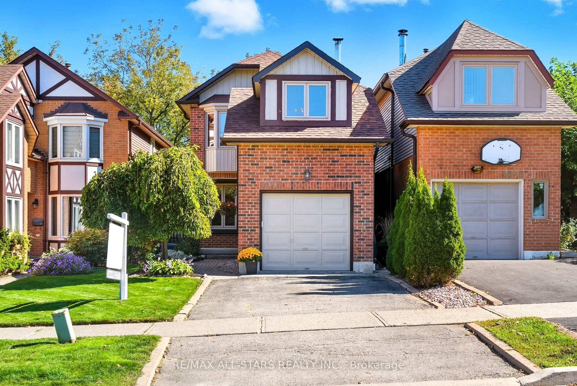 Located in sought after Liverpool neighbourhood, this John Boddy built home 1988 offers a perfect blend of comfort and convenience.