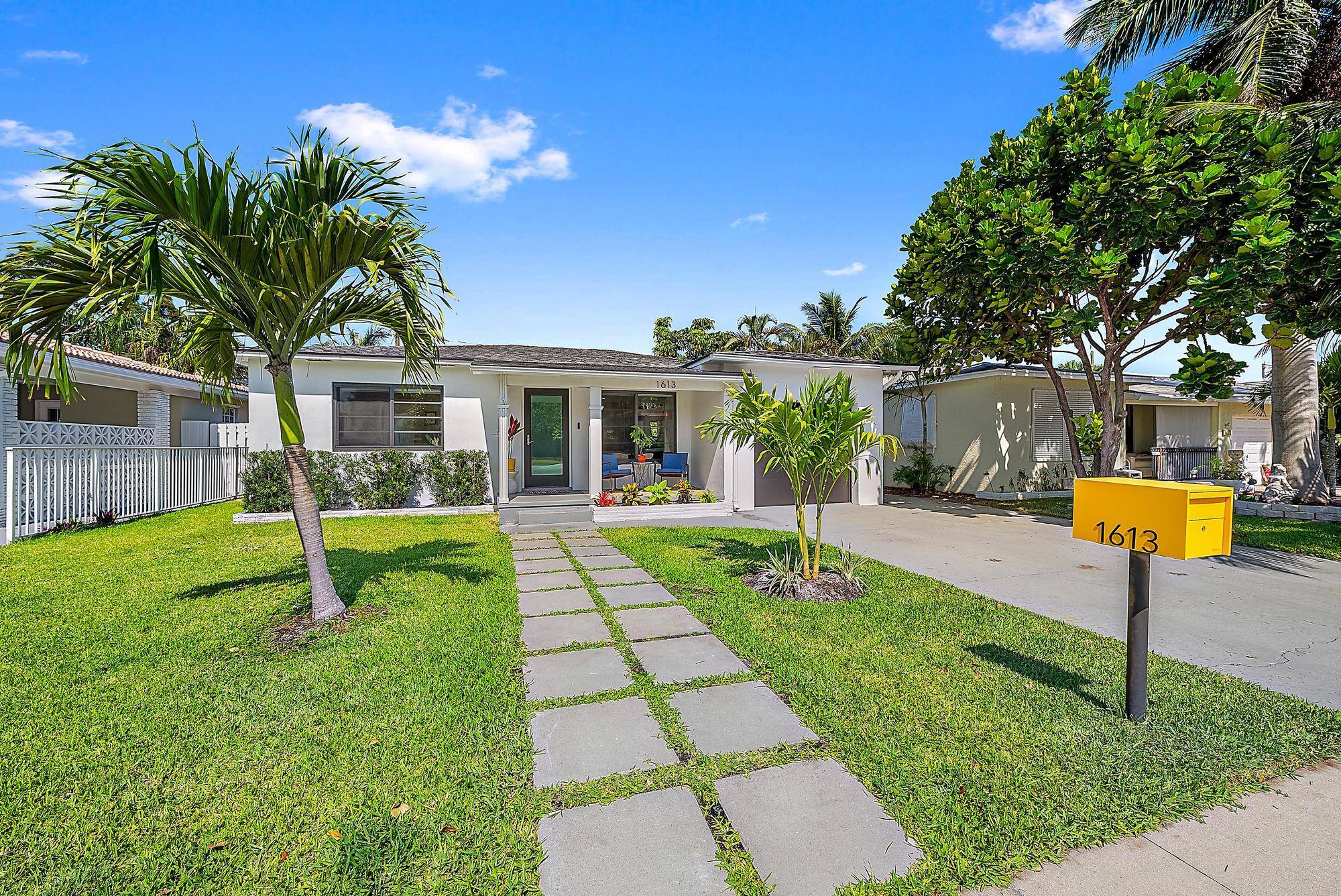 Mid Century Modern at Its Finest !