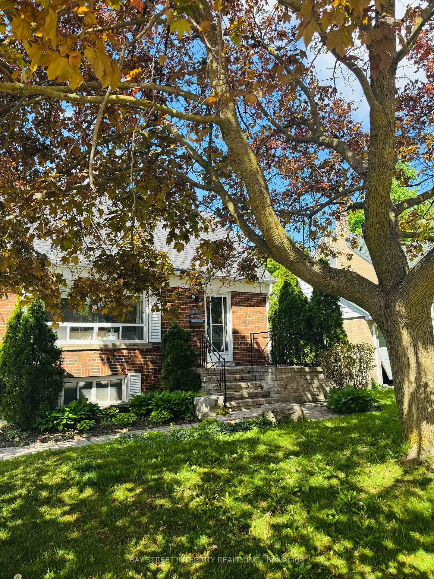 Excellent Well Maintained 1 1 2 Storey Detached House In The Heart Of Richmond Hill.