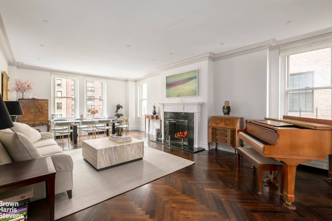 Emery Roth Classic Six Rarely available high floor, sunny pre war classic six on Park Avenue.