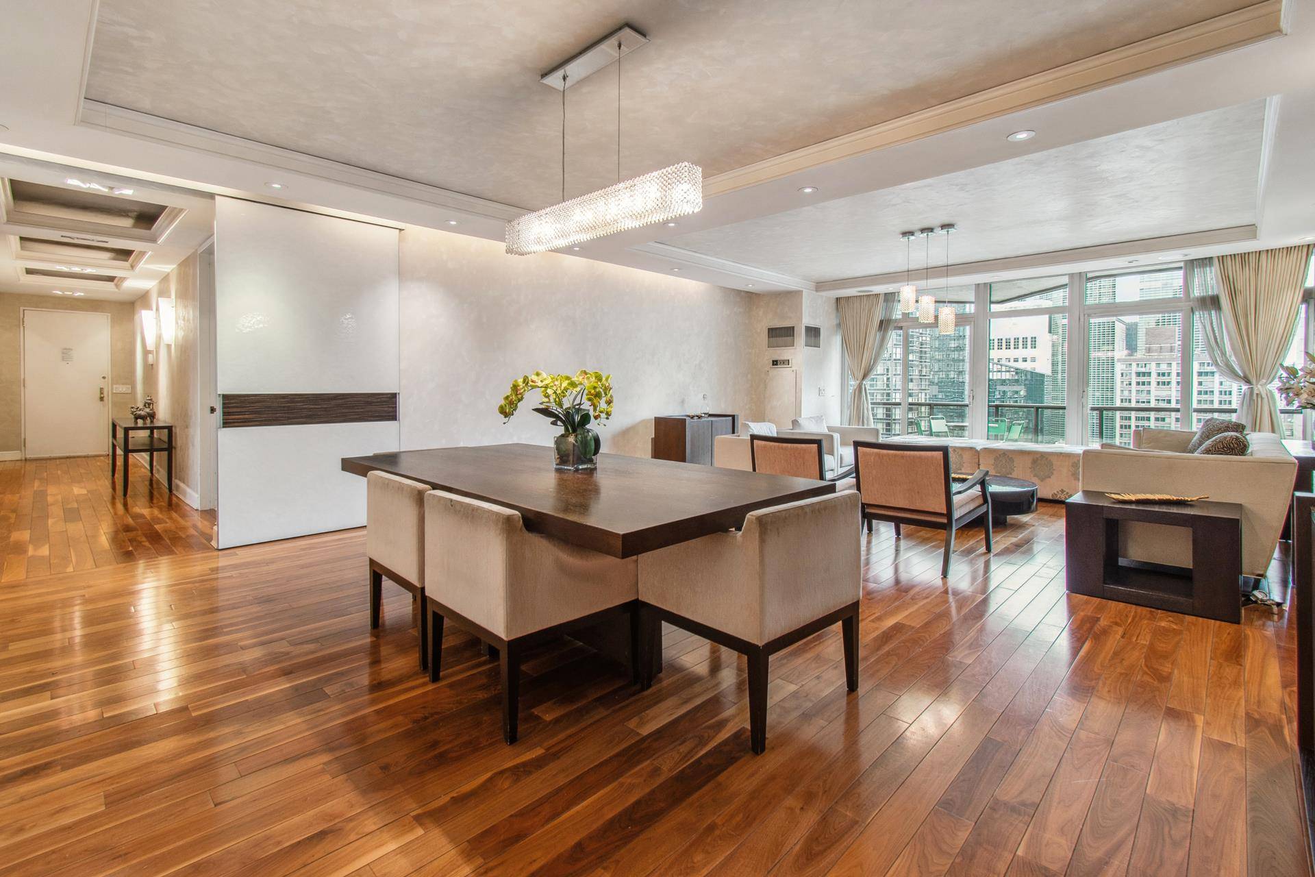 Perched on the 30th floor of one of Midtown East's most distinguished condominium buildings, this beautifully appointed 3 bedroom, 3.