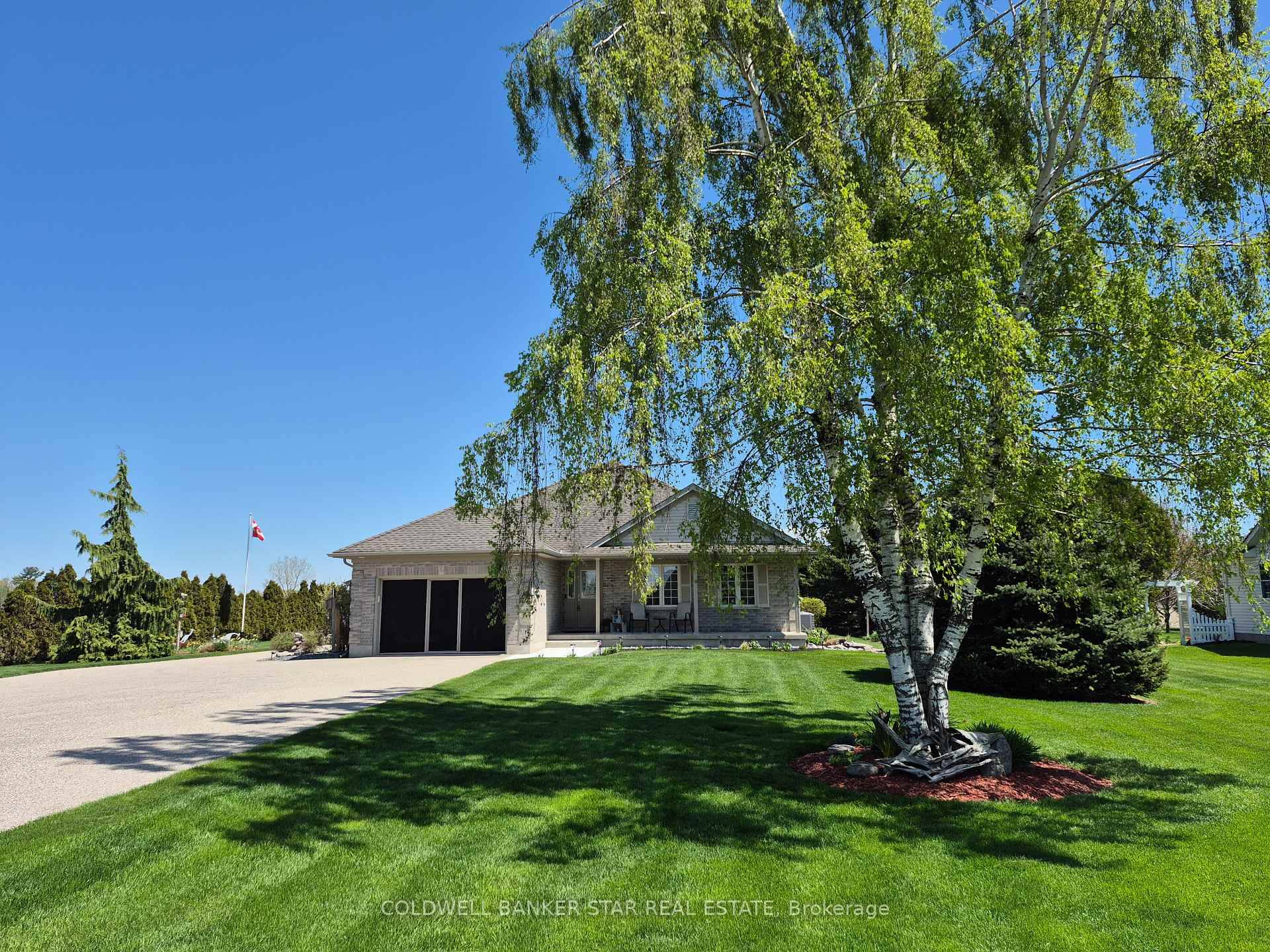 Immaculate one level home in a fantastic country location complete with a full 1.