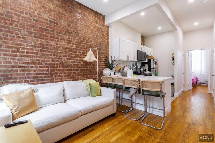 Welcome To 636 Sterling Place Apt 3R A beautiful sprawling three bedroom in the heart of West Crown Heights just off Franklin Ave.