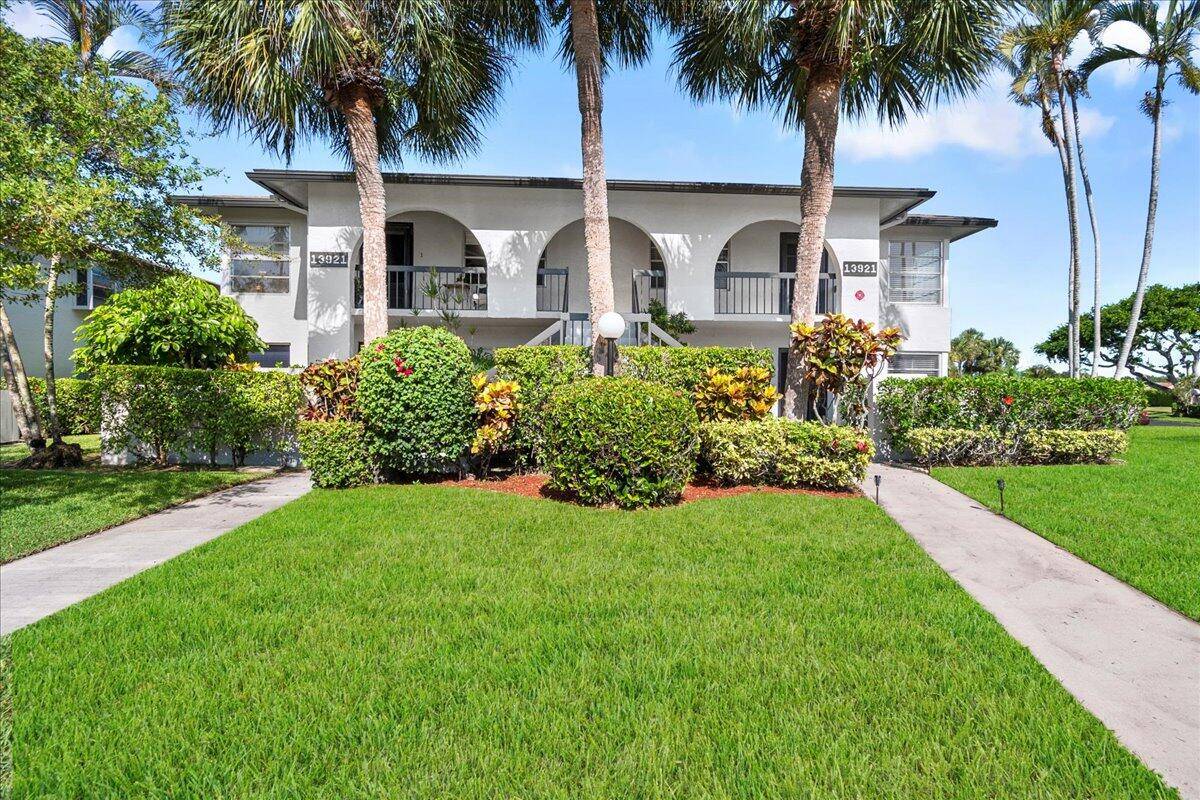 Stunning FRenovated Condo in Prime Florida LocationWelcome to this beautifully renovated 2 bedroom, 2 bathroom condo, offering the perfect blend of modern upgrades and Florida charm.