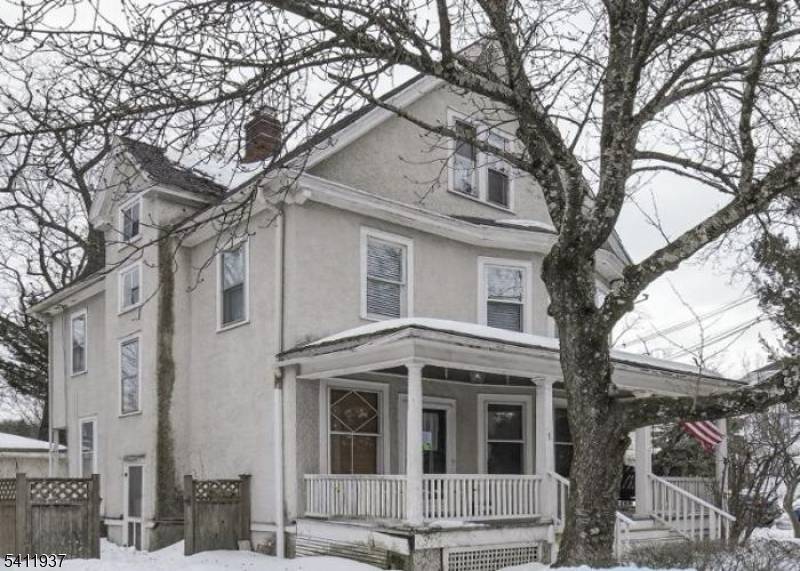 Enjoy the small town with quaint fall vibes in Summit NJ.