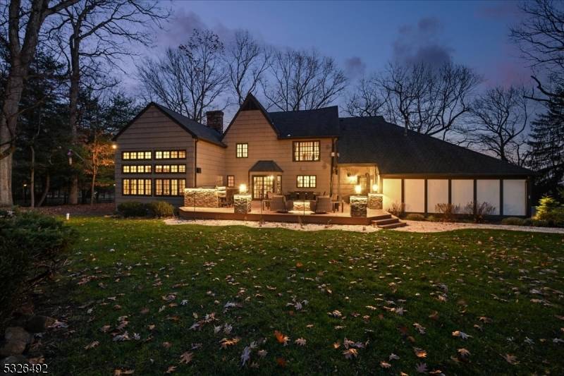 This extraordinary mountain top retreat offers breathtaking panoramic views, almost 1.