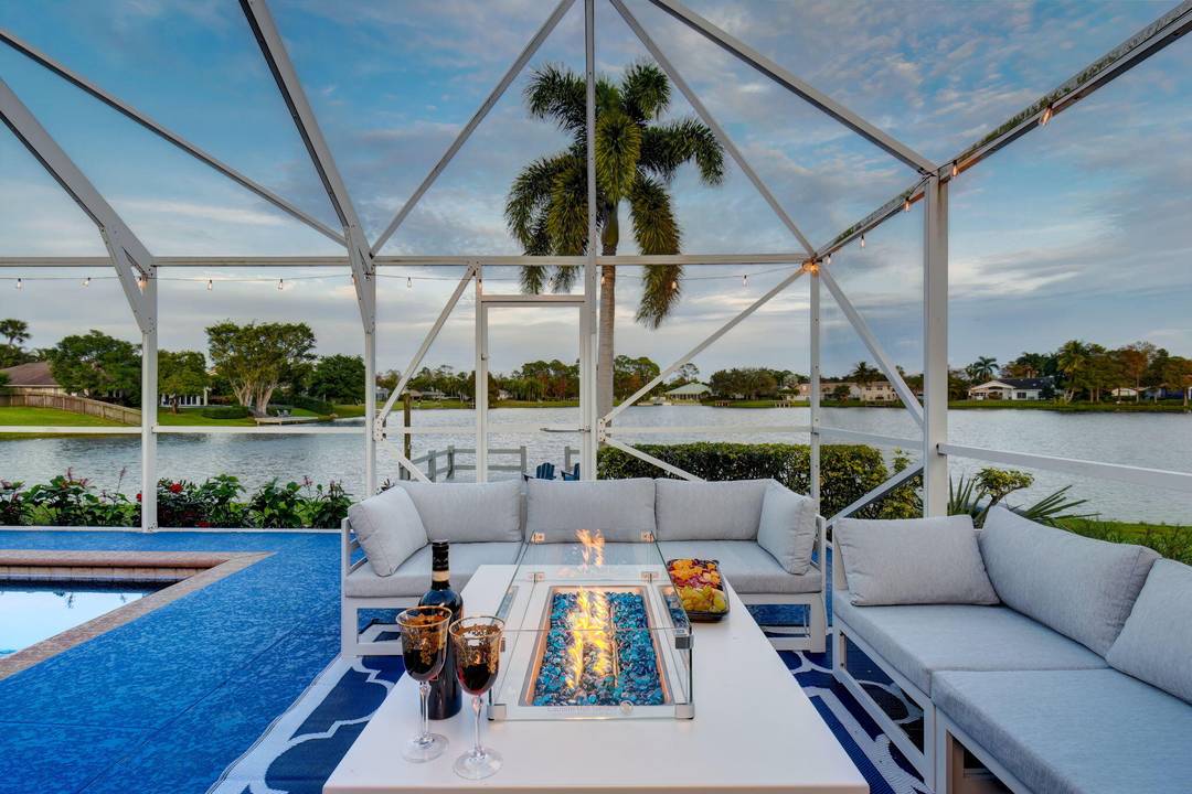 Marvelous paradise home located in the Heart of Wellington on huge lake.